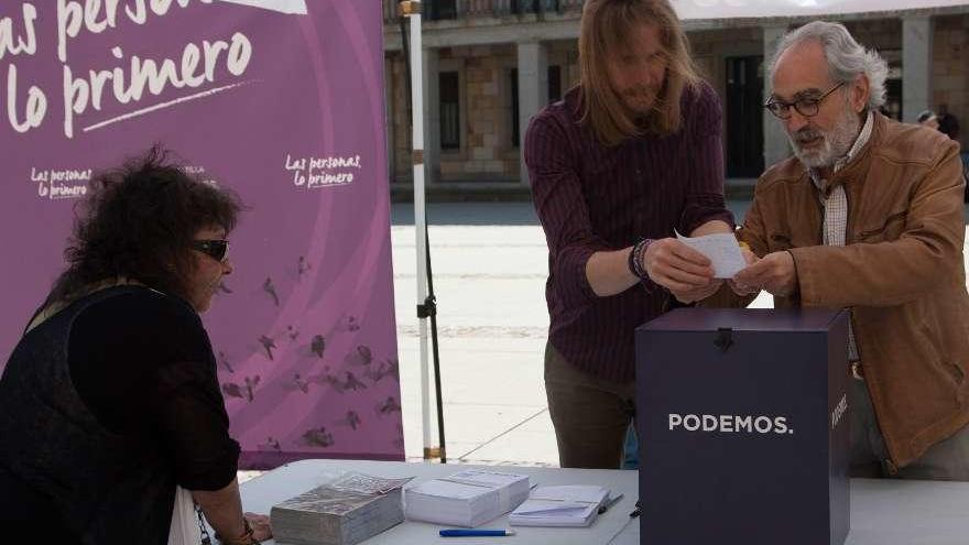 Pablo Fernández y Braulio Llamero recogen la propuesta de una ciudadana.