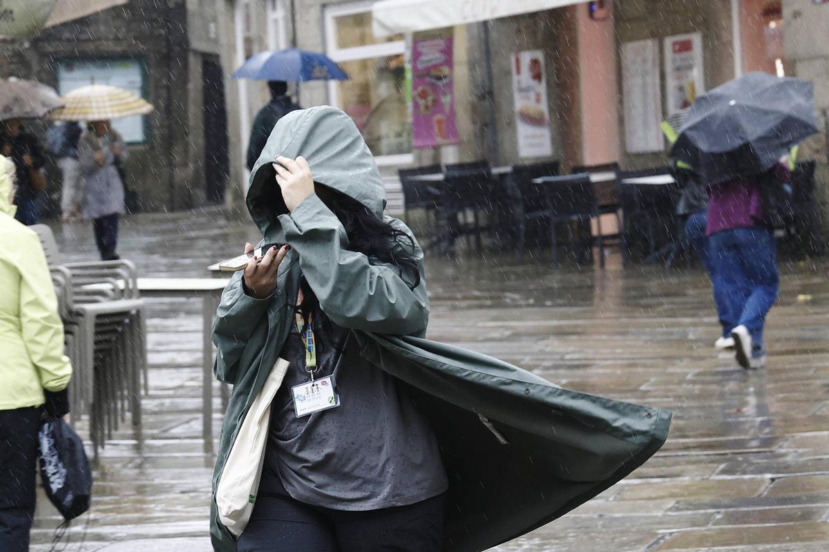 Una mujer camina por Santiago un día de lluvia