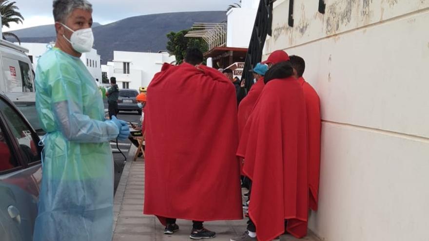 Inmigrantes, en Arrieta, tras desembarcar hoy en la patera que llegó a ese pueblo del municipio de Haría.