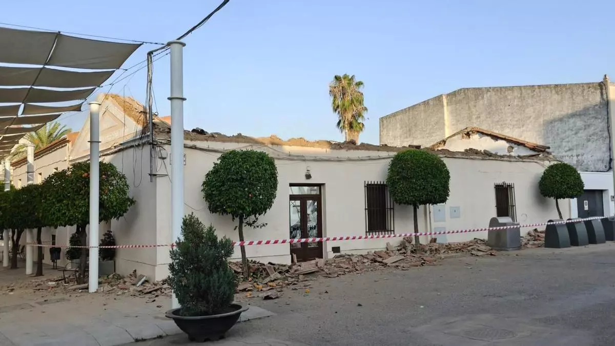 Se derrumba el techo de la sede del PSOE de Valverde de Leganés (Badajoz)