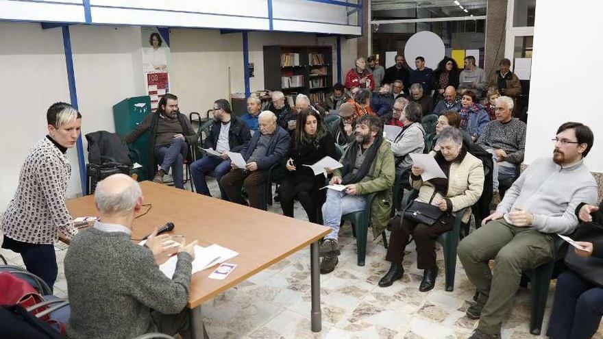 Marea de Vigo celebró ayer una asamblea con inscritos para abordar las próximas elecciones.  // J. Lores