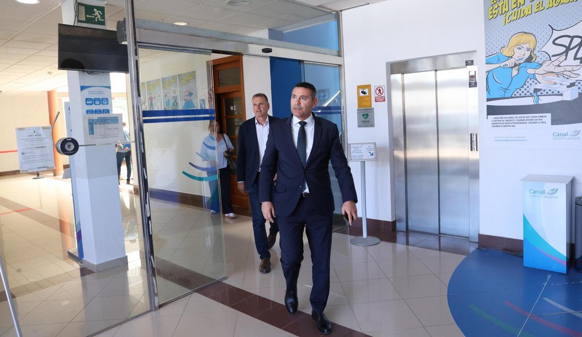 Oswaldo Betancort y Domingo Cejas (detrás), este martes, en la sede de Canal Gestión en Punta de los Vientos, en Arrecife.