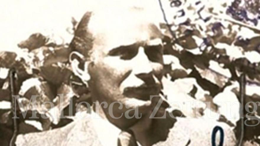 Imagen Editorial - Foto de Ernst Chlan en el pasaporte emitido por Comité Internacional de la Cruz Roja en 1947.