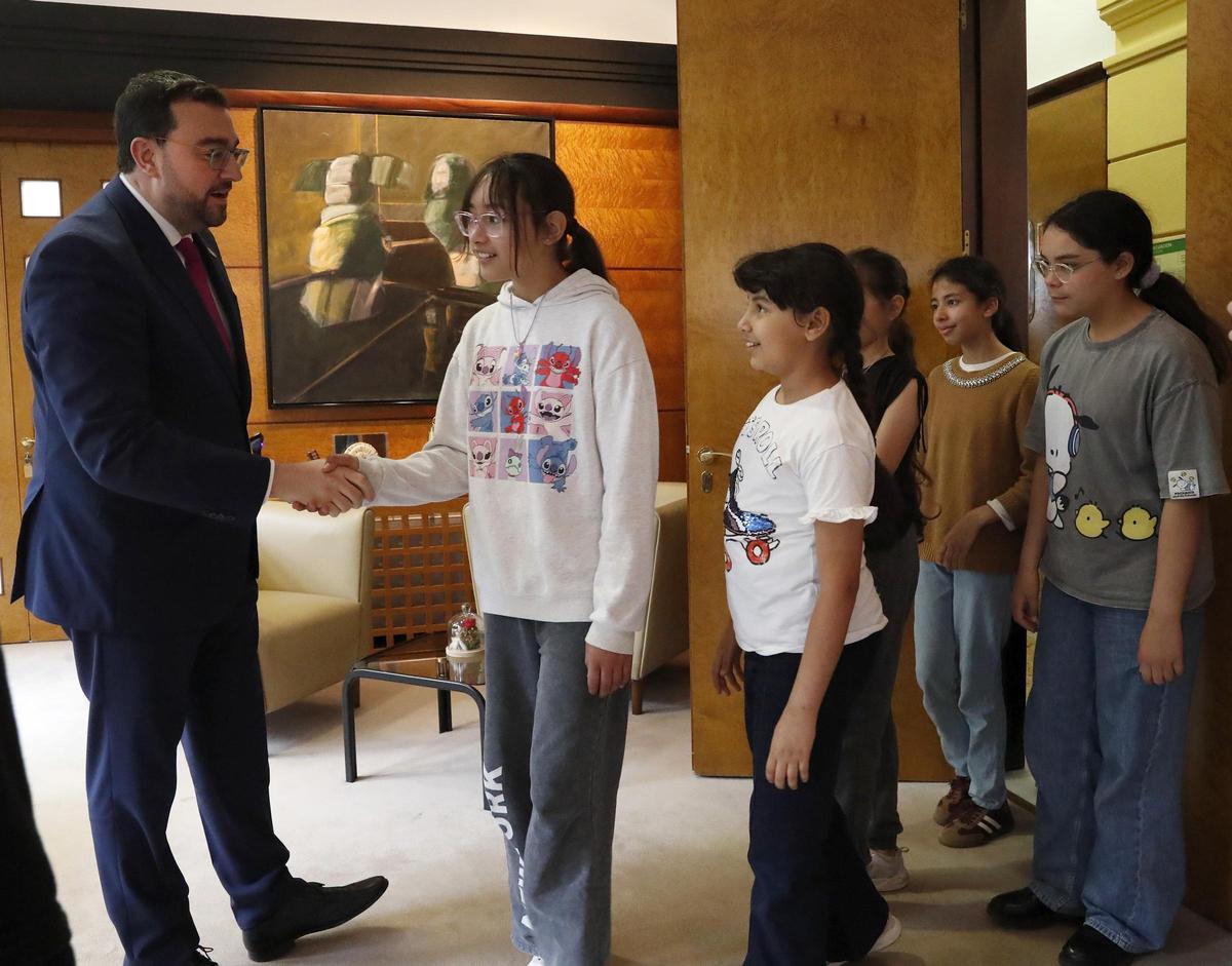 Barbón, el perfecto anfitrión de los alumnos del colegio Príncipe de Asturias