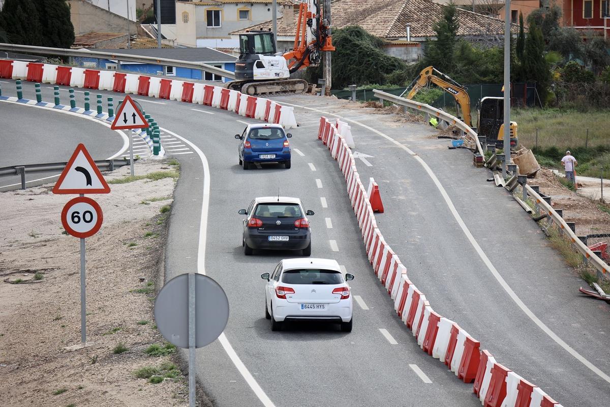 Los vehículos tienen que circular durante metros por el carril izquierdo.