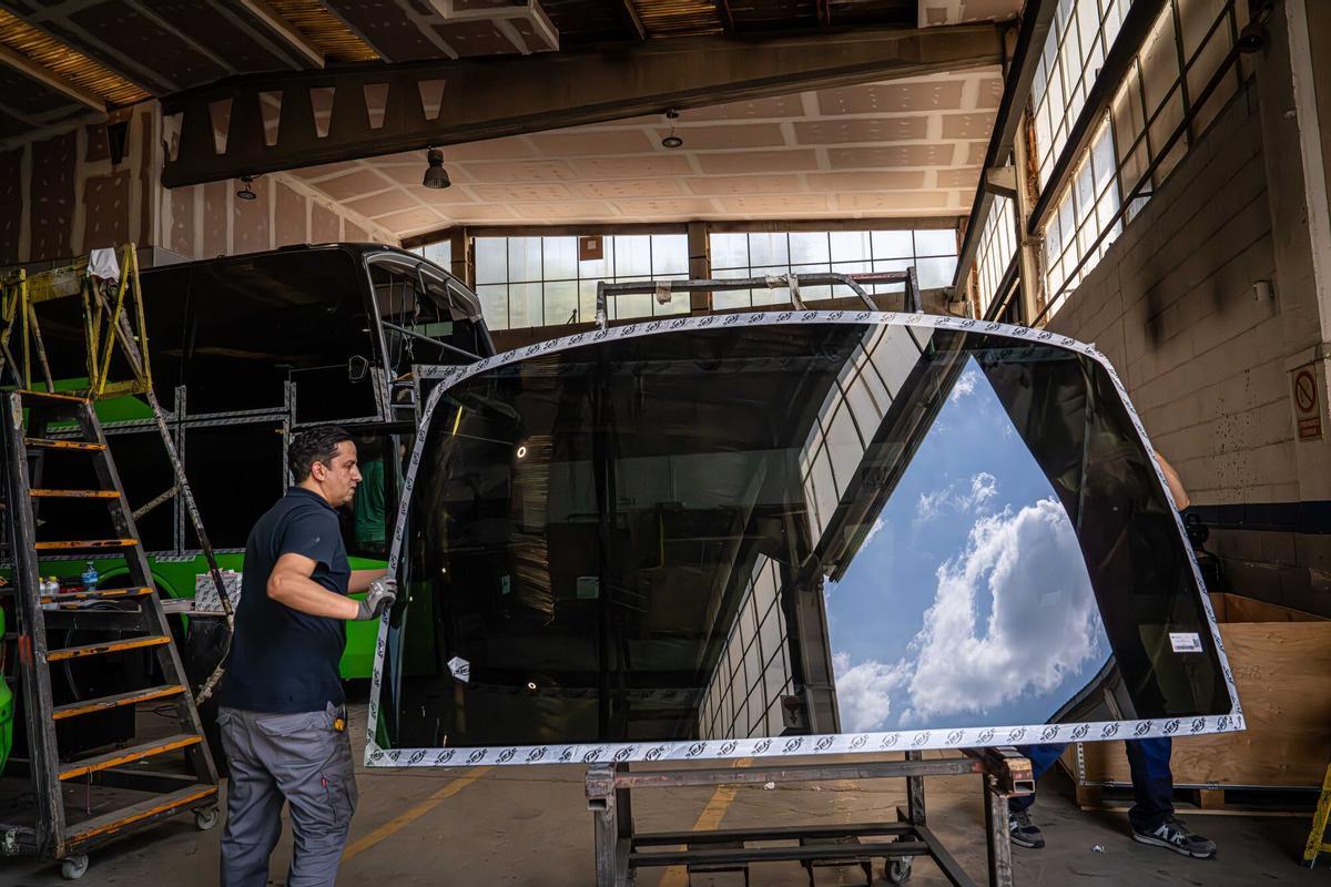 La fabricación de autobuses, autocares y microbuses en Arbúcies, en La Selva, se basa en un intrincado proceso artesanal, donde la precisión de soldadores y planchistas da forma a vehículos personalizados.