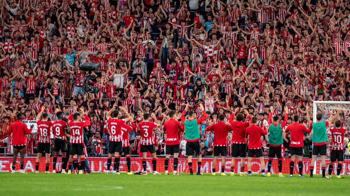 Los jugadores del Athletic celebrando con la afición