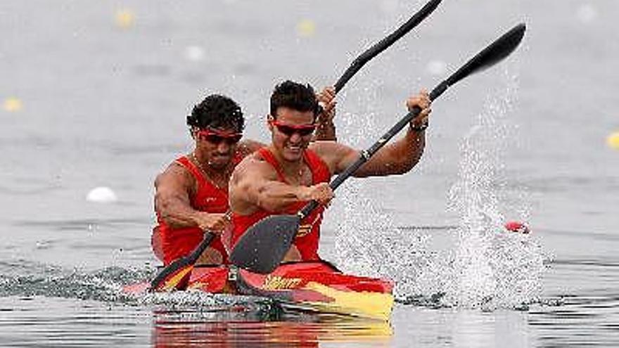 Los palistas españoles Saúl Craviotto y Carlos Pérez gana el oro en la final de K-2 sobre 500 metros en piraguismo de los Juegos Olímpicos de Pekín.