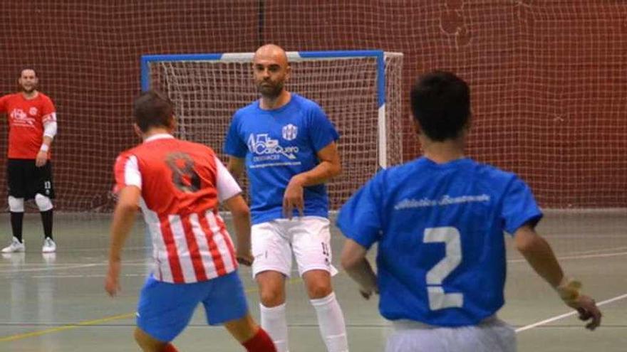 Josico le pasa el balón a Arafa, de espaldas.