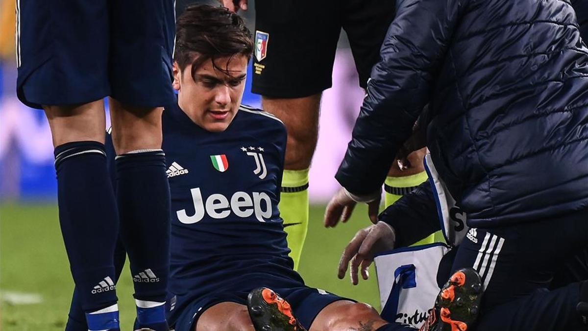 Dybala es atendido por las asistencias tras su lesión ante el Sassuolo