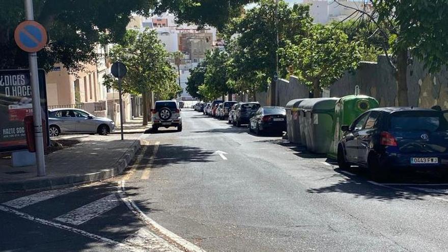 Vecinos de la calle Gil Roldán exigen bandas de seguridad en la calzada