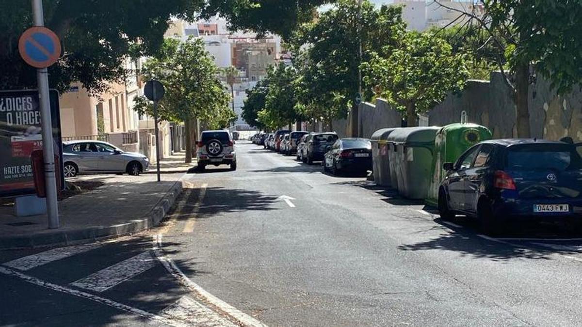 Calle Gil Roldán, donde los vecinos reclaman la instalación de bandas de seguridad.