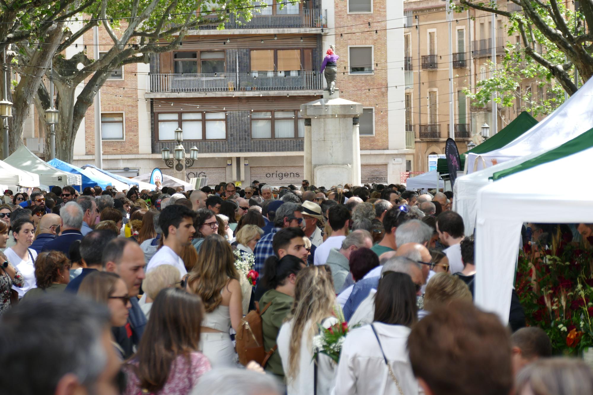 Figueres viu un Sant Jordi multitudinari