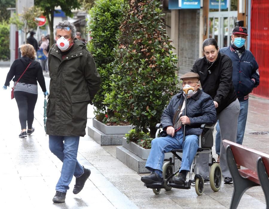 Los mayores de 70 y las personas dependientes de Vigo aprovecharon este sábado el primer día para salir a la calle durante la desescalada de medidas del coronavirus.