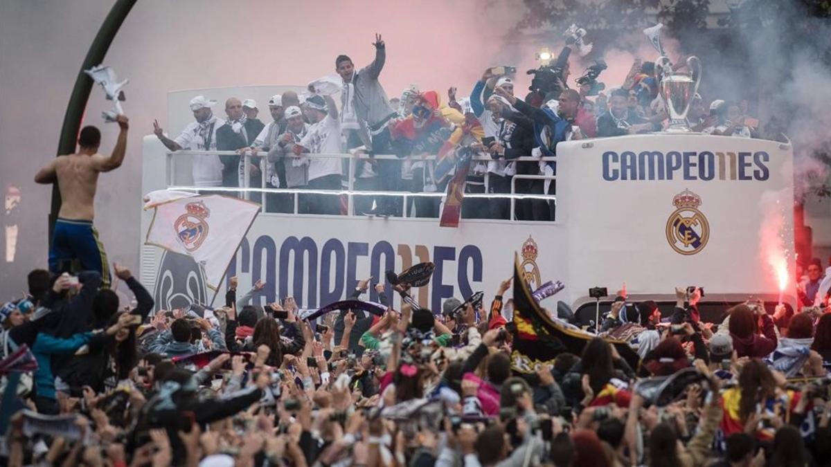 El autobús del Real Madrid llega a la Cibeles para ofrecer la 'undécima' a los aficionados.