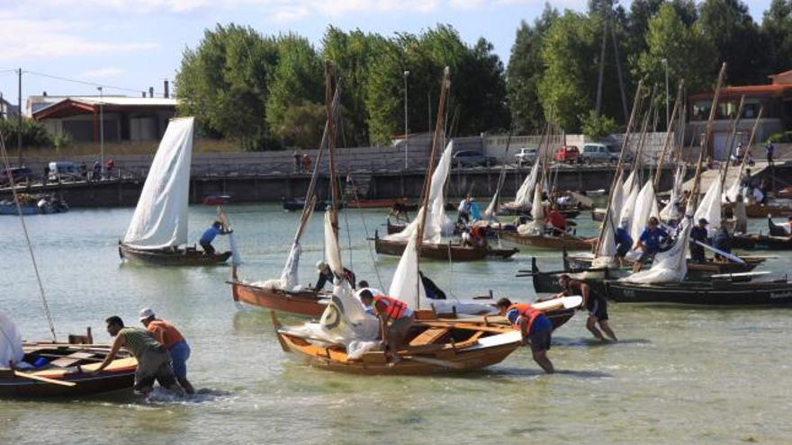 Los tripulantes se apresuraron en el momento de la salida de la regata.  // Muñiz