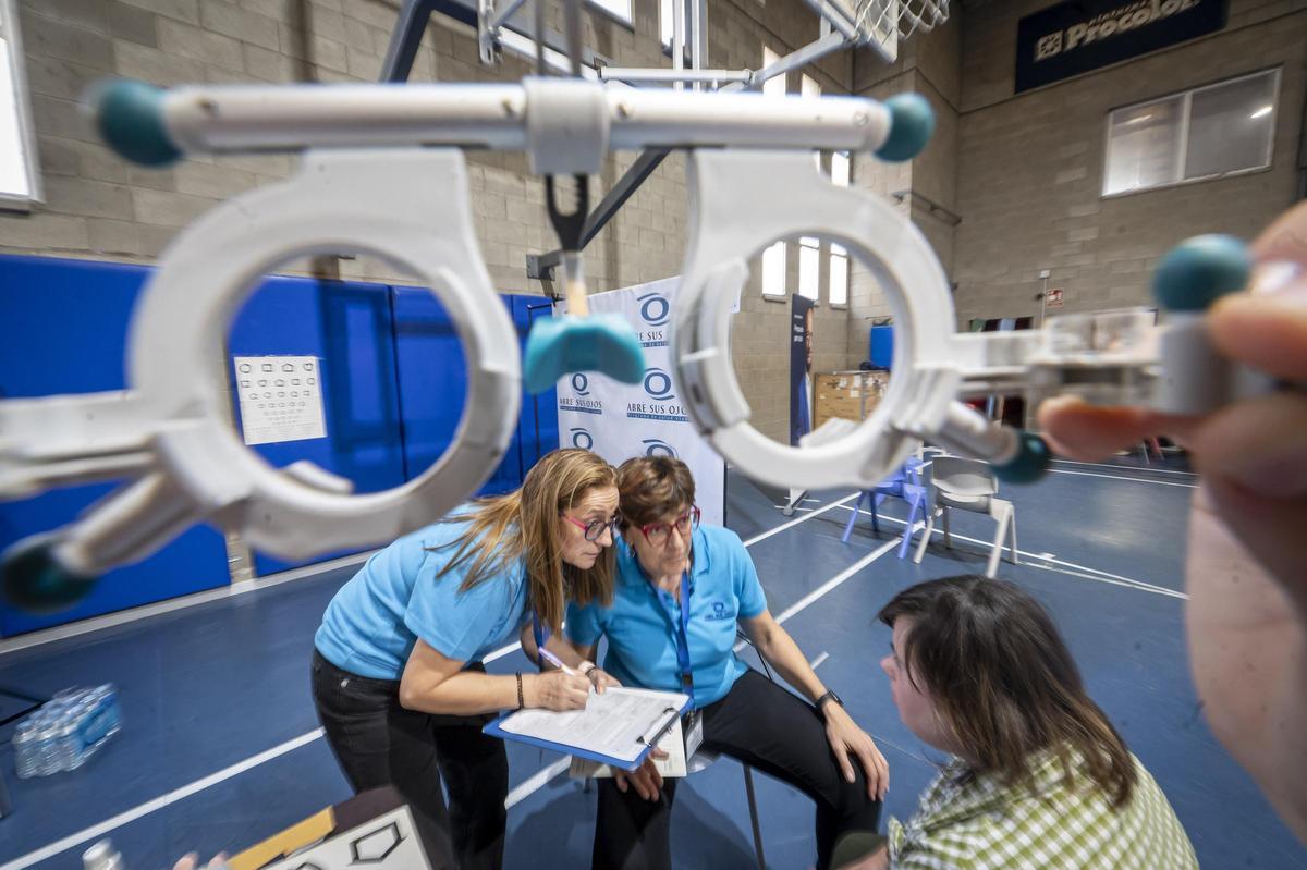 Sant Adrià ofrece revisiones gratuitas de vista y oído a más de 600 personas vulnerables