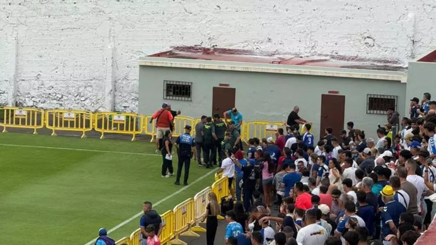 Radicales de Las Palmas inician un altercado con seguidores tinerfeños antes del Trofeo Teide