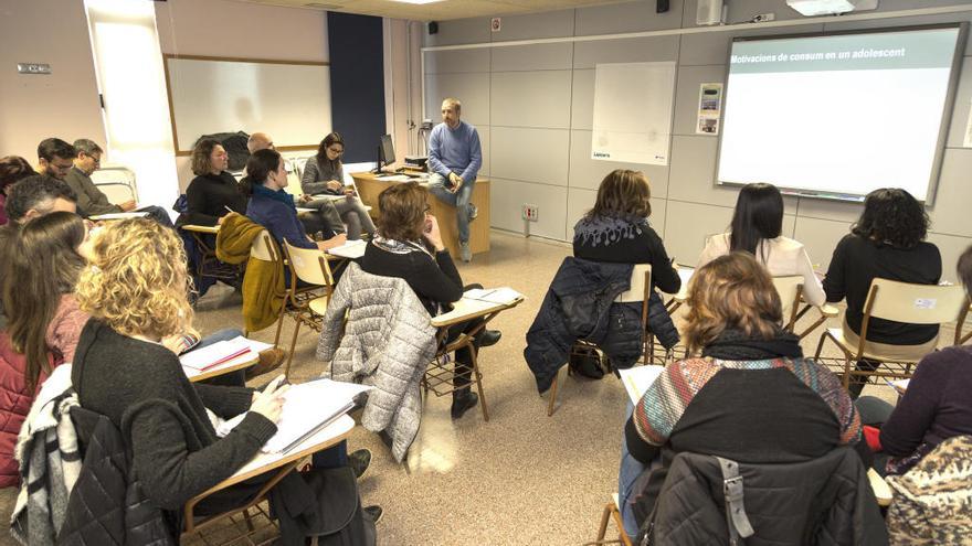 Enric Marcos, psicòleg i tècnic de conductes de risc, fa formació a professors.