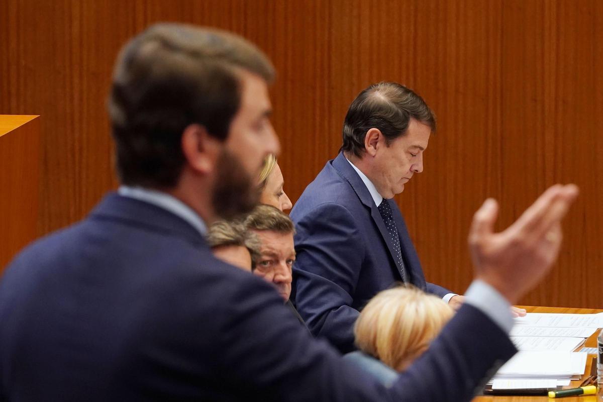 Juan García-Gallardo habla ante Mañueco.