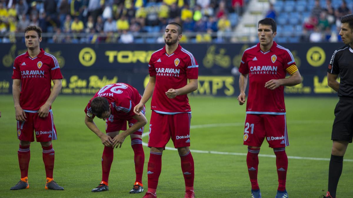Lasure, Mikel González, Diogo Verdasca y Zapater, antes de un partido en Cádiz.