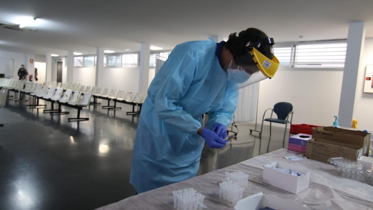 Uno de los once puntos autocovid abiertos en Córdoba, en el centro de salud Aeropuerto.