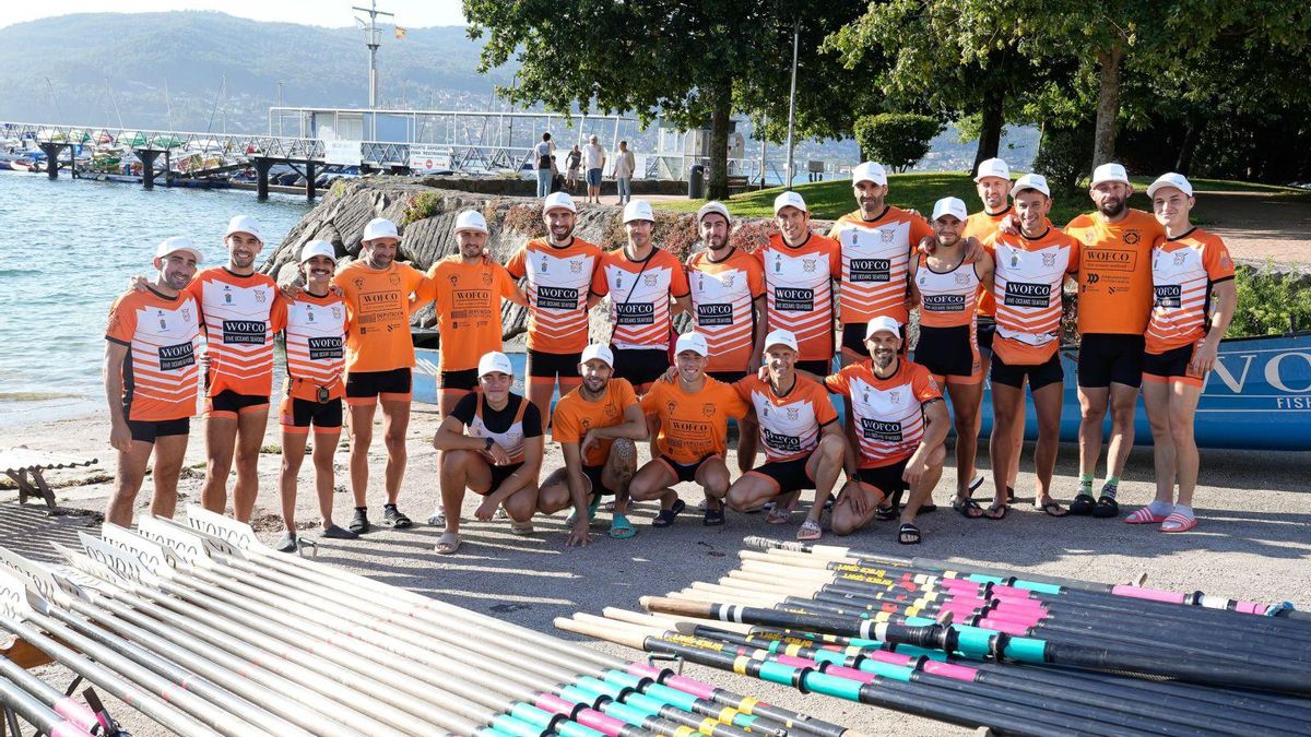 Los miembros de la trainera masculina de Chapela posan en Arealonga.