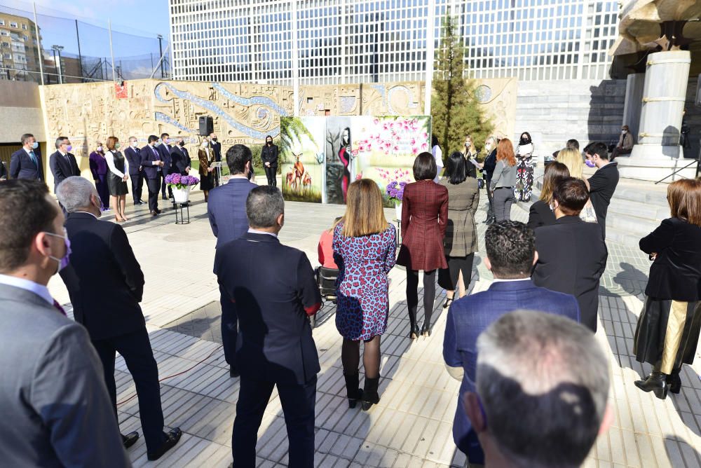 Homenaje a las víctimas de la violencia machista en la Asamblea Regional