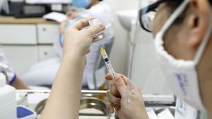 Una trabajadora sanitaria prepara una dosis de la vacuna de Astrazeneca