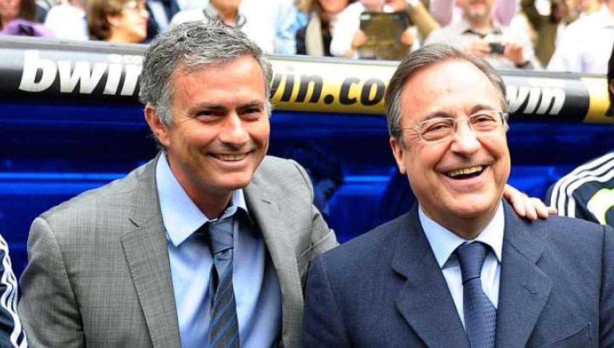 Mourinho y Florentino sonríen en la previa de un partido en el Bernabéu.