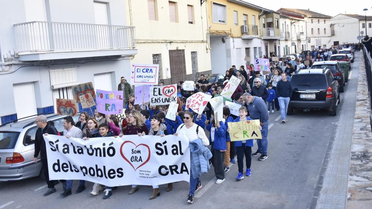 Manifestación ante la decisión del Ayuntamiento de Llanera de Ranes de salirse del Colegio Rural Agrupado (CRA) La Costereta