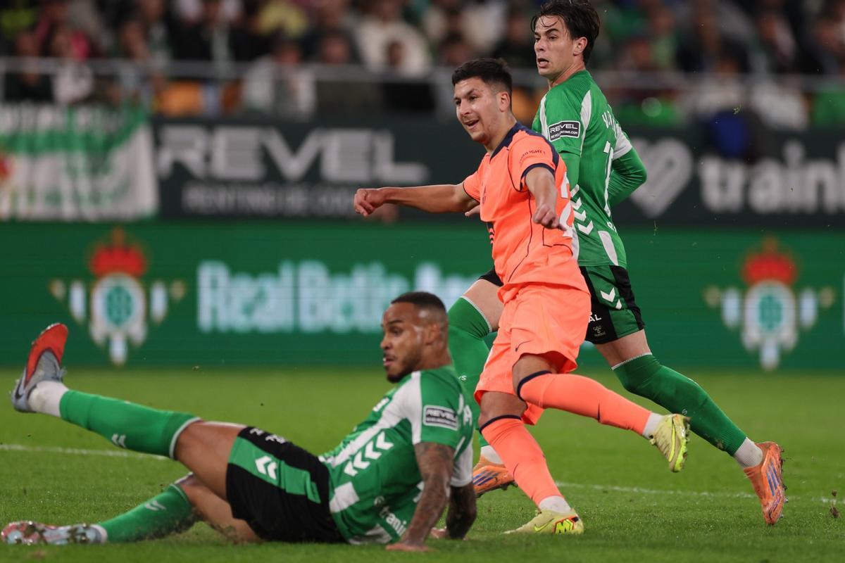 Roony Bardghji remata para conseguir el 1-3 del Betis-Barça