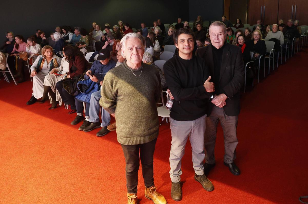 El activista proderechos humanos venezolano Lorent Saleh, flanqueado por el periodista Enrique Monje (izquierda) y Pedro Sánchez Lazo, presidente de Tribuna Ciudadana, antes del inicio del acto.