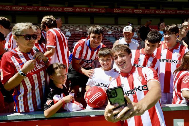 Los nueve fichajes del Sporting reciben el primer baño de masas en El Molinón ante 600 aficionados