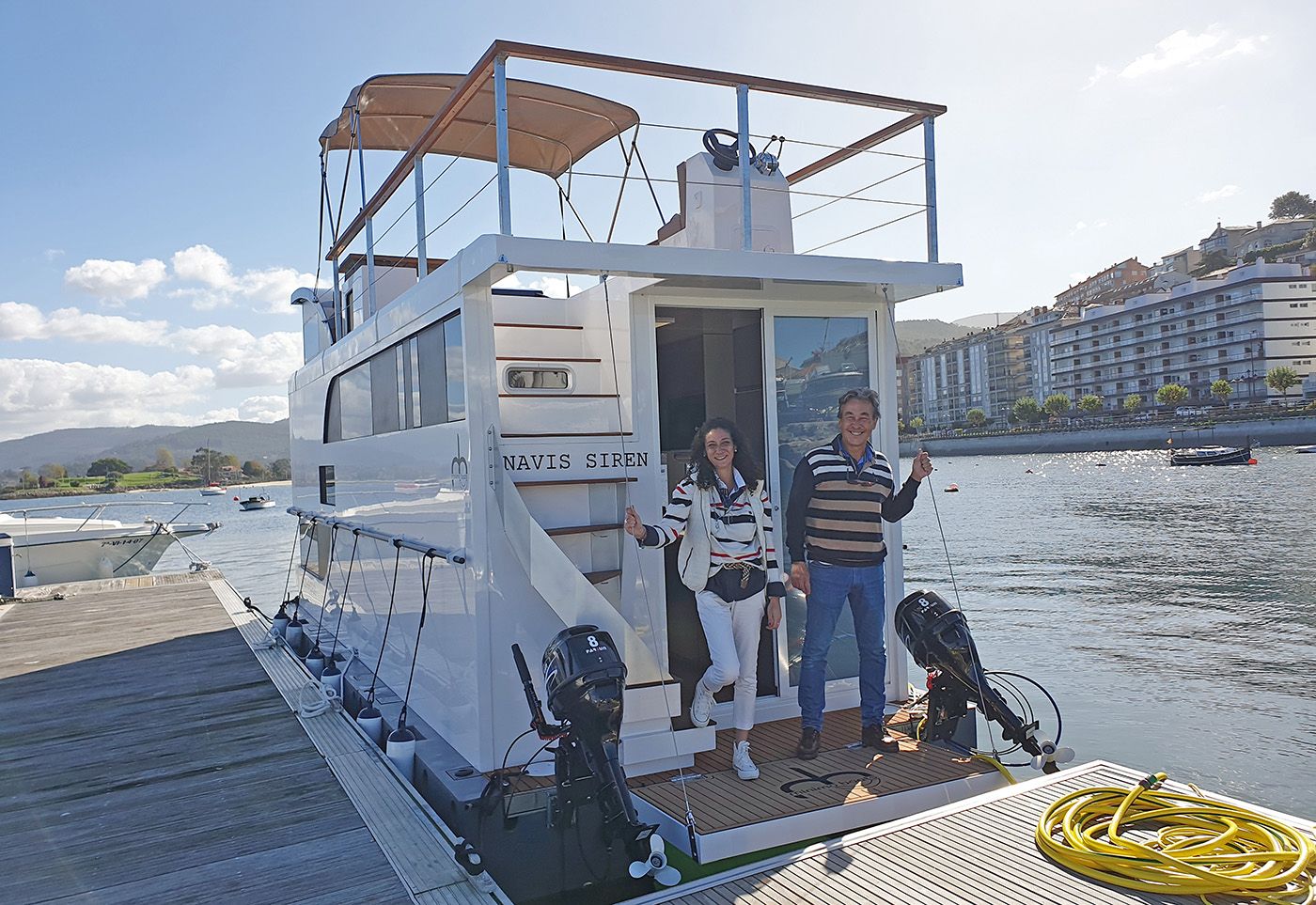 Adrián Álvarez y Raquel Vence, impulsores del negocio, en el barco en el puerto de Baiona.jpg (3).jpg
