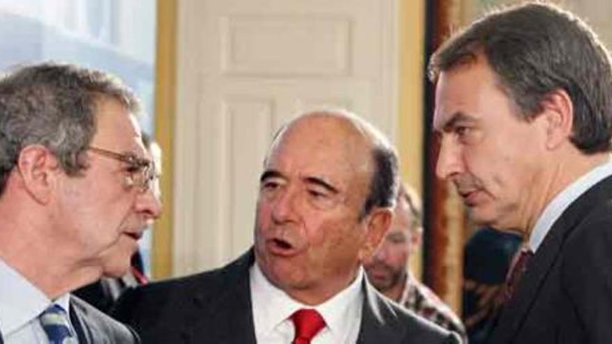 Zapatero, a la derecha, con César Alierta, presidente de Telefónica, y Emilio Botín, presidente del Banco Santander.