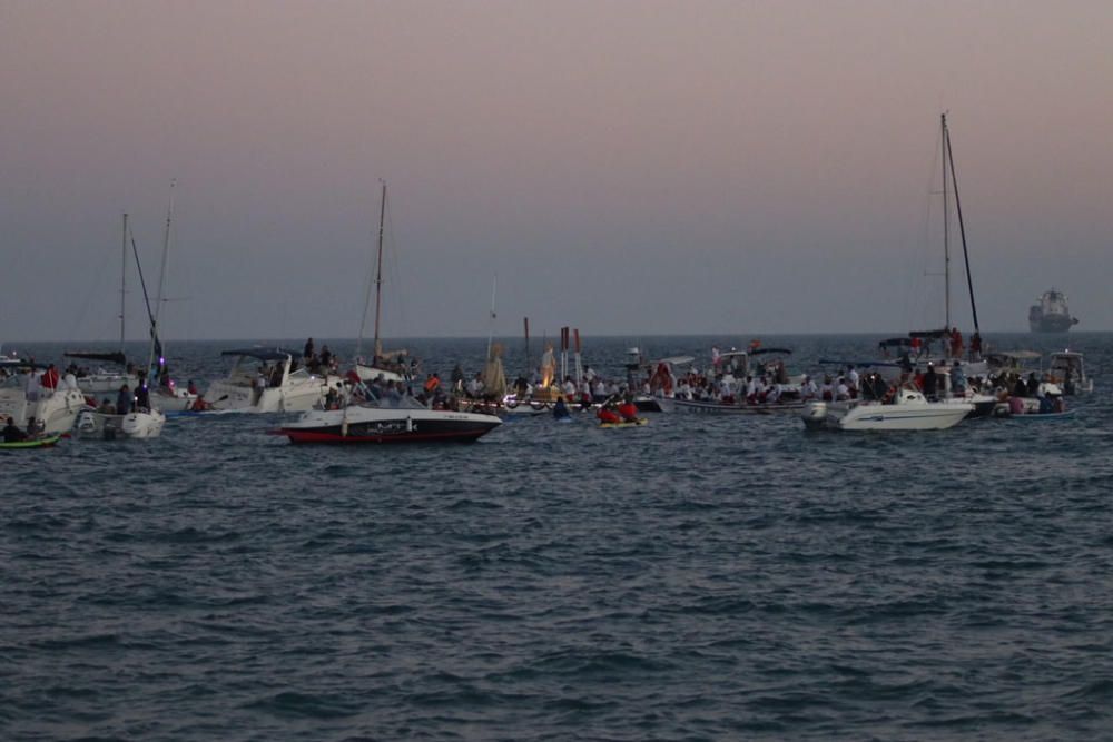 La Virgen del Carmen se hace a la mar en Pedregalejo, rodeada de cientos de personas.