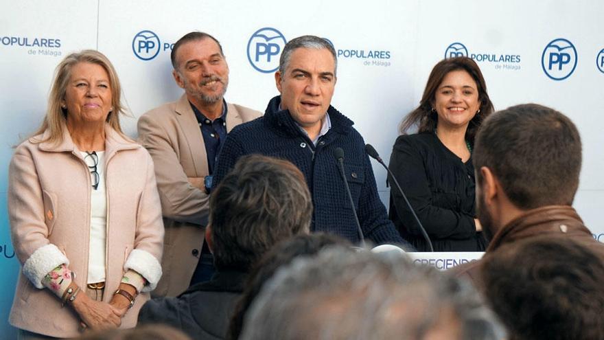 Bendodo, en el centro, durante un acto de su partido en Benahavís.