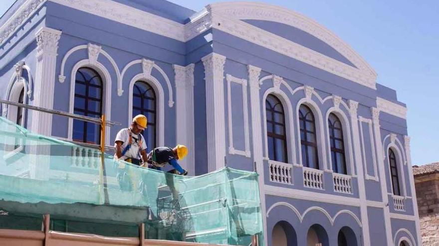 Trabajos de demolición de las taquillas, situadas junto a la fachada del teatro.