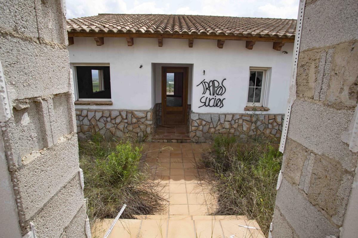 Urbanización la Besana paralizada desde 2008, en l’Énova.