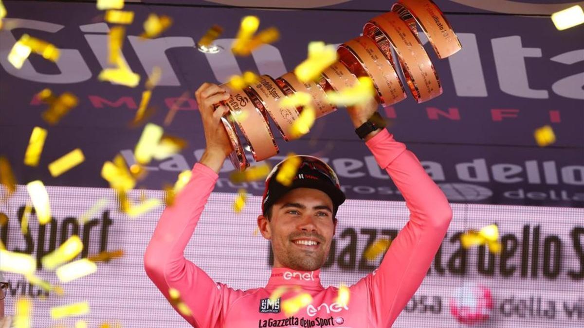 Dumoulin levanta el trofeo de campeón del Giro