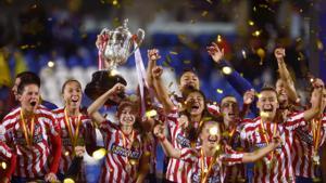 Las jugadoras del Atlético celebran la Copa de la Reina tras derrotar al Real Madrid.