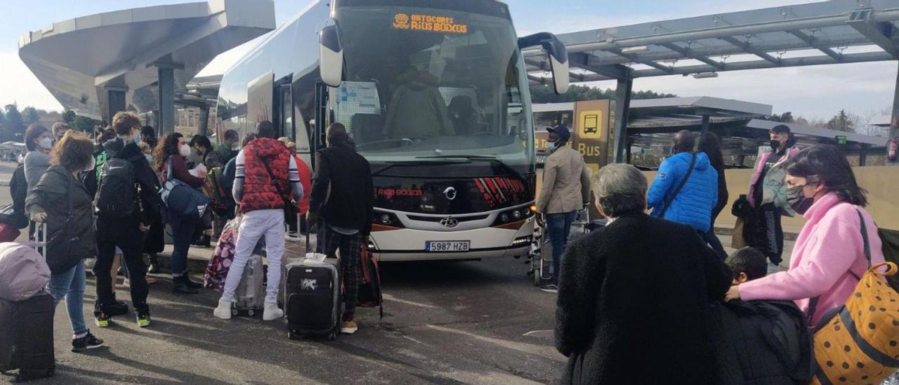 Pasajeros de un vuelo a Madrid, ayer, subiendo al autobús para ser trasladados al aeropuerto de Santiago.