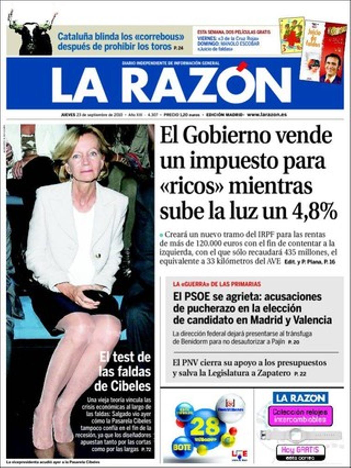 ’La Razón’ aporta el seu element més singular a primera pàgina, acompanyant una foto de la vicepresidenta Elena Salgado. Títol: ’El test de les faldilles de Cibeles’. Text: Una vella teoria vincula les crisis econòmiques a la llargada de les faldilles: Salgado va veure com la Pasarela Cibeles tampoc confia en el final de la recessió, ja que els dissenyadors aposten tant per les curtes com per les llargues.