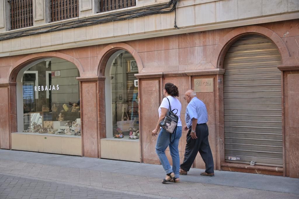 Día de contrastes en el comercio de Elche por San Juan