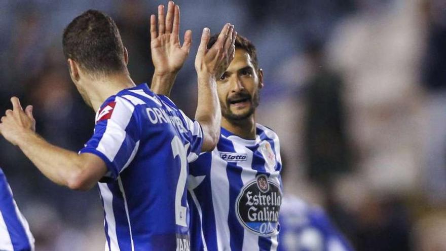 Oriol Riera, de espaldas, felicita a Celso Borges por su gol del pasado sábado al Villarreal.