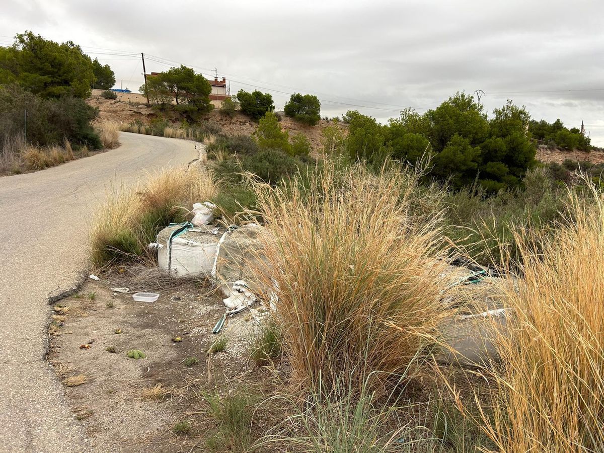 Escombros de obras en uno de los caminos de la zona del Trasvase de Crevillent