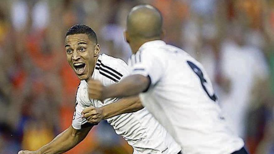 Rodrigo celebra un gol con Feghouli .