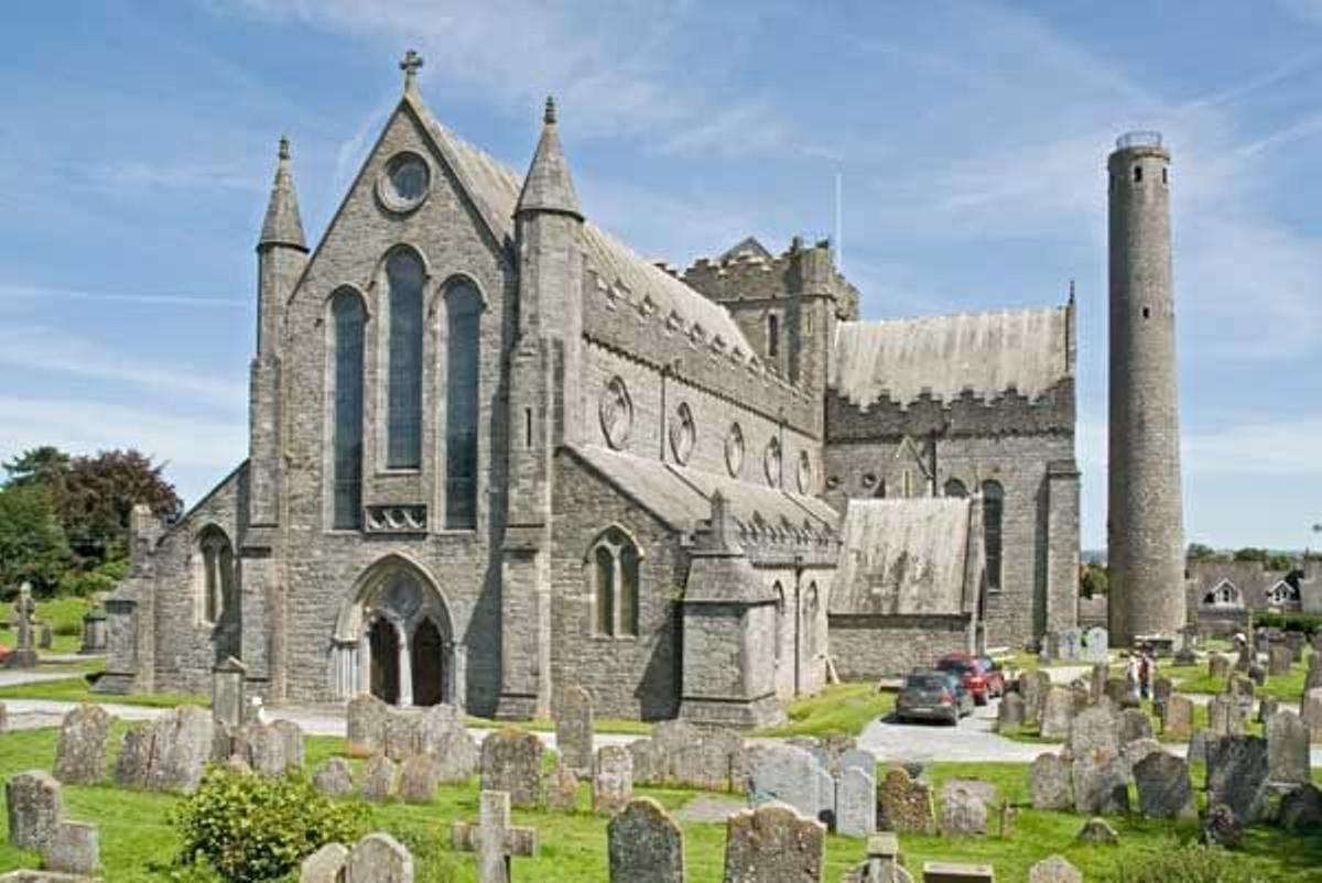 Cementerio en la Catedral de St. Canice, la catedral de la ciuda de Kilkenny.