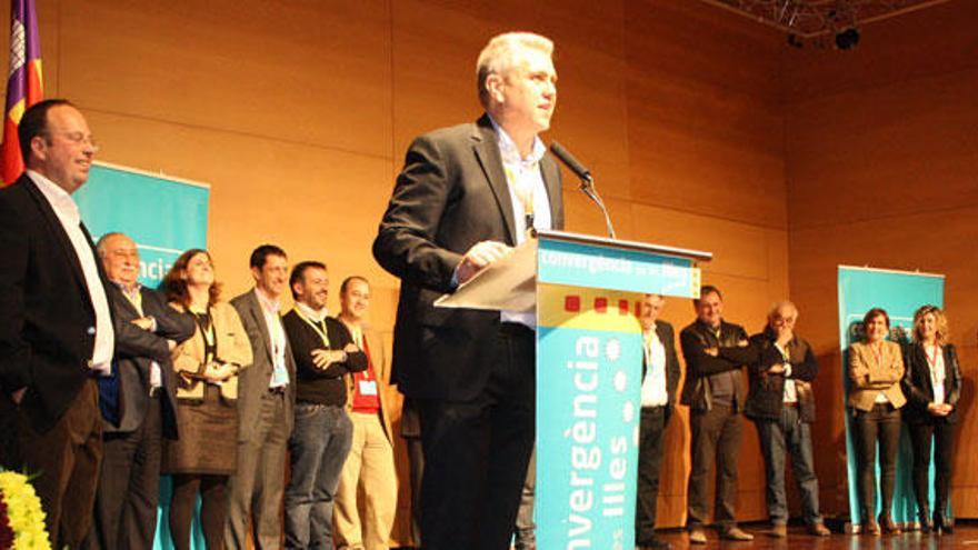 Josep Melià se dirige al público, con la ejecutiva a su espalda, en el congreso de ayer.